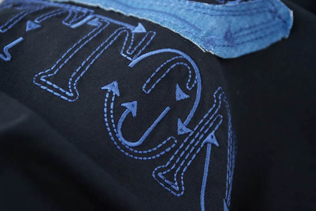 🅿️200 1V 25SS early spring new style denim splicing embroidery LV short sleeves light luxury essential item for daily commuting for men and women correct version welcome to compare detailed features · 320g 100% pure cotton double yarn jersey fabric · Special thickened 32 pieces of double-strand 1X1 thread in the same vat custom dyeing · Denim cutting and splicing ➕Various embroidery craft letters · Hem collar Cuff fraying process · Double-needle stitching across seams · Original main mark, washed tag, branded moisture-proof paper packaging Color: Black/White Size: S/M/L/XL